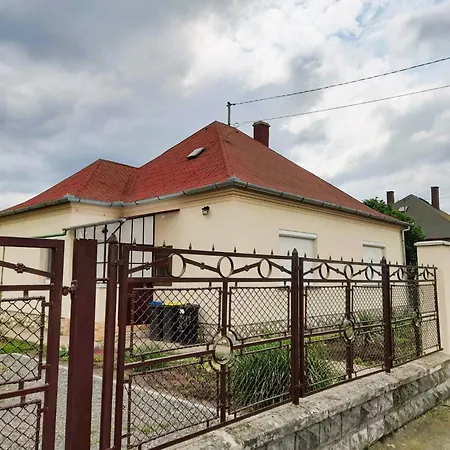 Neubauer Vendeghaz*** Διαμέρισμα